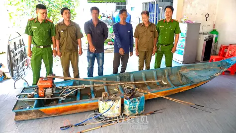 Dùng kích điện xiệt cá, 2 đối tượng bị công an mời làm việc