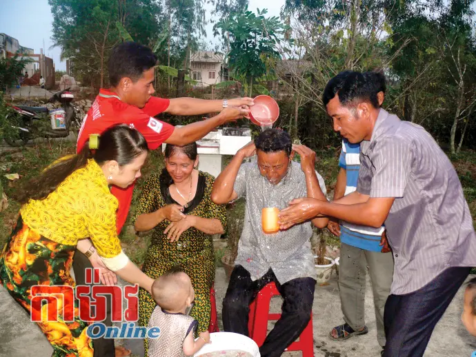 ងូតទឹកជូនយាយតា៖ លក្ខណៈដ៏ប្រពៃក្នុងឱកាសបុណ្យចូលឆ្នាំ