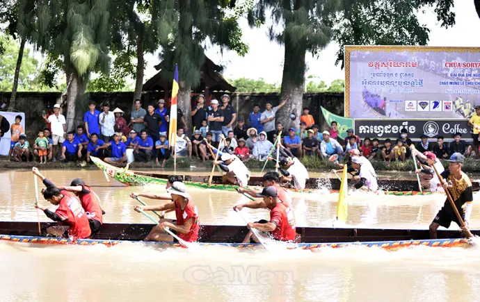 Hơn 360 vận động viên tham gia Giải đua ghe Ngo mini tại chùa Soryaram