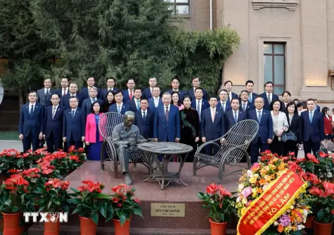 Tổng Bí thư, Chủ tịch nước Tô Lâm gặp gỡ cộng đồng người Việt Nam tại Trung Quốc