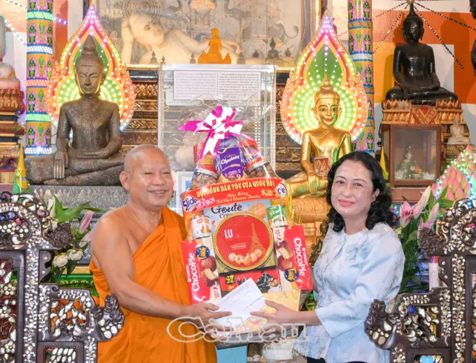 Phó Chủ tịch Hội đồng Dân tộc thăm, chúc Tết Chôl Chnăm Thmây