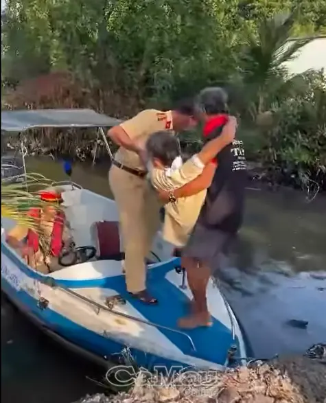 Cảnh sát giao thông dùng ca nô đưa nạn nhân đột quỵ đi cấp cứu kịp thời