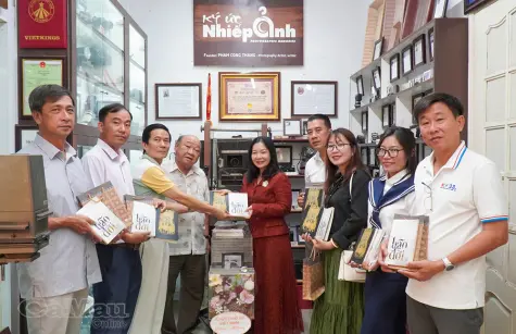 Đoàn công tác Báo và phát thanh, truyền hình Cà Mau thăm không gian văn hoá "Ký ức Nhiếp ảnh"