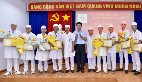 Khen thưởng đột xuất ê kíp cứu sống bệnh nhân thủng tim nguy kịch