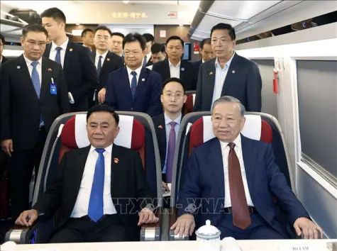 Tổng Bí thư, Chủ tịch nước Tô Lâm đi thăm thành phố Nam Ninh (Trung Quốc) bằng tàu cao tốc