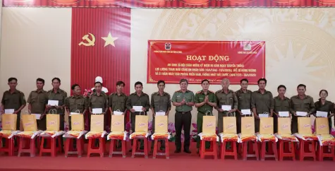 Trao tặng 100 suất quà cho người dân xã Đất Mũi