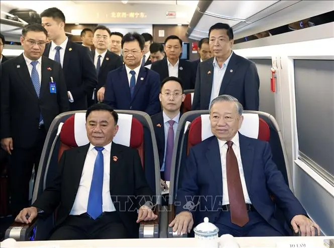Tổng Bí thư, Chủ tịch nước Tô Lâm đi thăm thành phố Nam Ninh (Trung Quốc) bằng tàu cao tốc