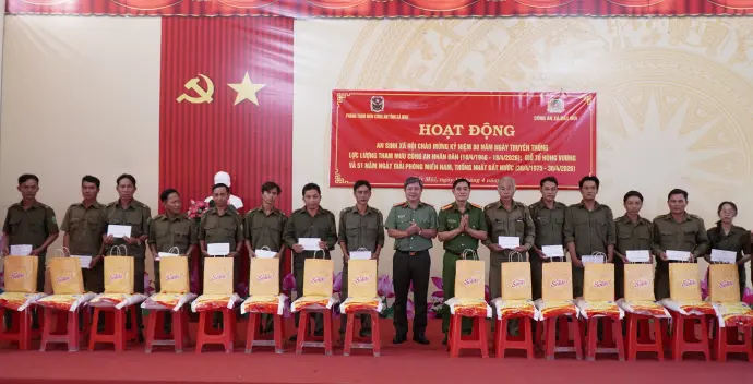 Trao tặng 100 suất quà cho người dân xã Đất Mũi