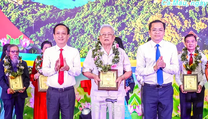 Người lưu giữ thời gian bằng ký hoạ và nhiếp ảnh