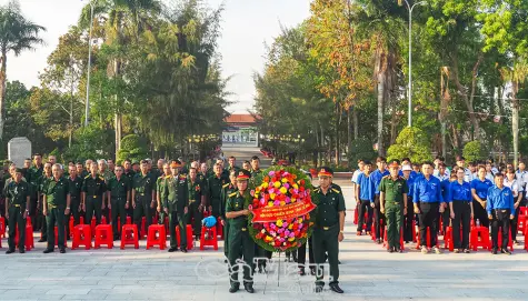 Cựu chiến binh về nguồn tri ân các anh hùng liệt sĩ