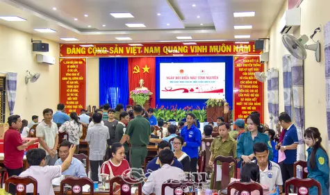 Gần 200 cán bộ, người dân Vĩnh Thanh hiến máu tình nguyện