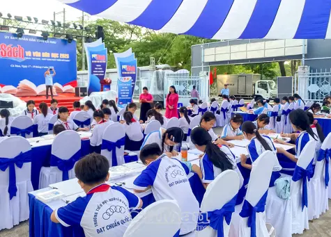 Lan toả tình yêu biển đảo qua nét vẽ thiếu nhi