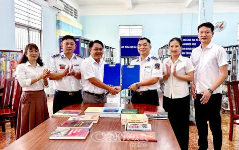 Thư viện tỉnh Cà Mau đồng hành cùng Hải đoàn 42 phát triển văn hoá đọc