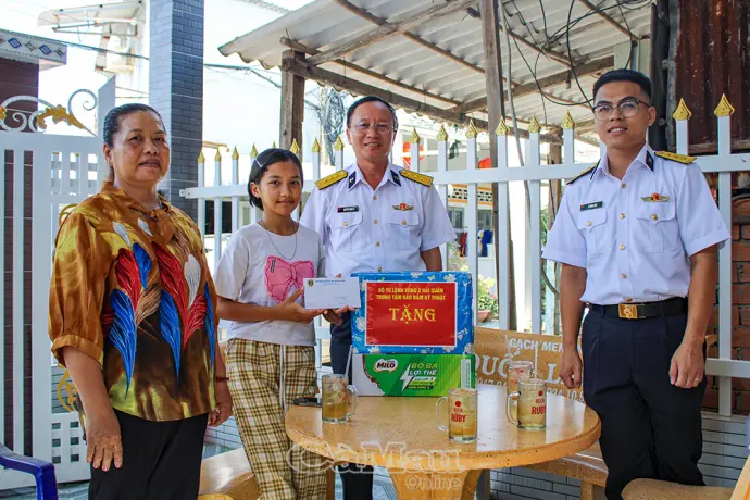 Vùng 2 Hải quân tiếp sức, làm điểm tựa cho con em ngư dân Cà Mau