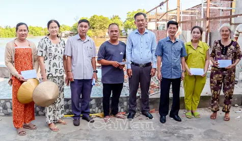 Hỗ trợ các hộ dân bị thiệt hại tài sản do sạt lở tại phường Tân Thành