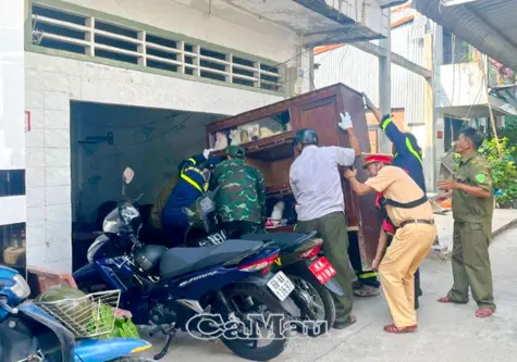 Khẩn trương hỗ trợ người dân sau vụ sạt lở trong đêm tại phường Tân Thành