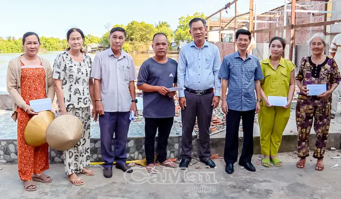 Hỗ trợ các hộ dân bị thiệt hại tài sản do sạt lở tại phường Tân Thành