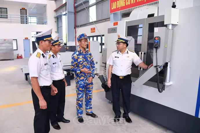 Bộ Tư lệnh Vùng 5 Hải quân kiểm tra các đơn vị tại Cà Mau