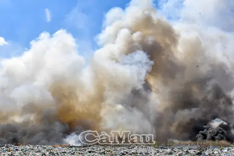 Cháy bãi chôn lấp sau xử lý rác tại Nhà máy xử lý rác thải Cà Mau