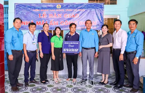 Trao nhà “Mái ấm Công đoàn” cho đoàn viên xã Đất Mũi