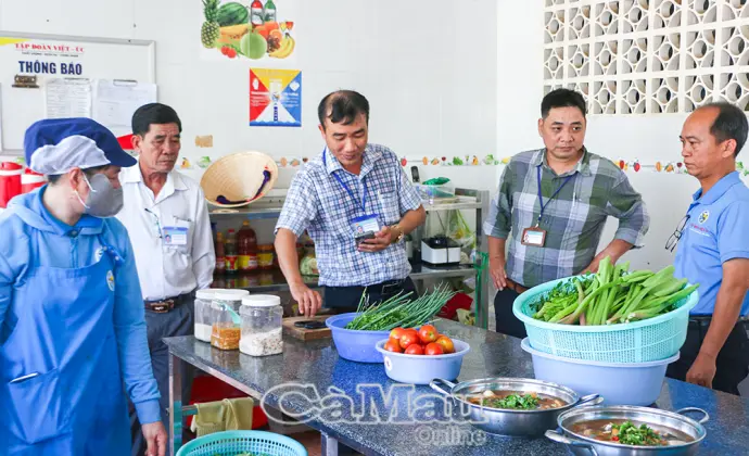 Đoàn liên ngành kiểm tra ATVSTP tại bếp ăn tập thể, hàng quán