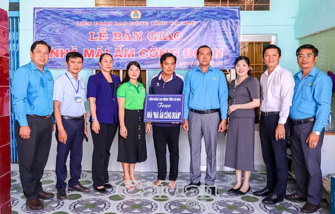 Trao nhà “Mái ấm Công đoàn” cho đoàn viên xã Đất Mũi