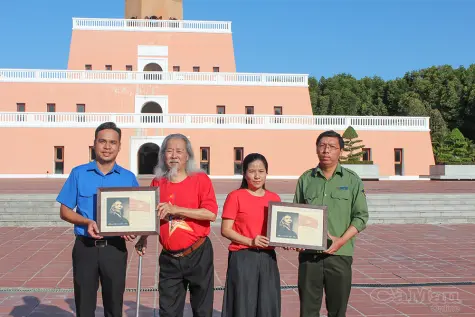 Gia đình cố nhạc sĩ Văn Cao tặng quà Đồn Biên phòng Đất Mũi