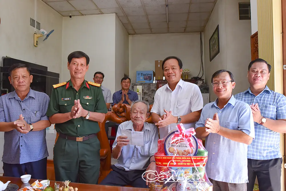 Phó Bí thư Thường trực Tỉnh uỷ Huỳnh Quốc Việt thăm, tặng quà thương binh tiêu biểu