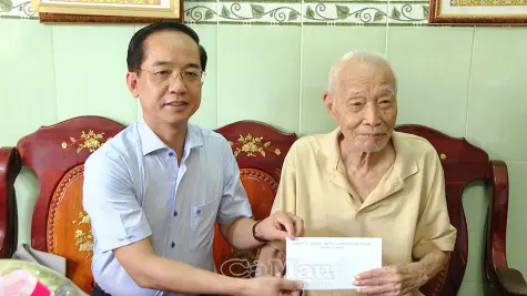 Phó Bí thư Tỉnh uỷ Hồ Thanh Thuỷ thăm, tặng quà Anh hùng LLVTND Lý Hữu Trí