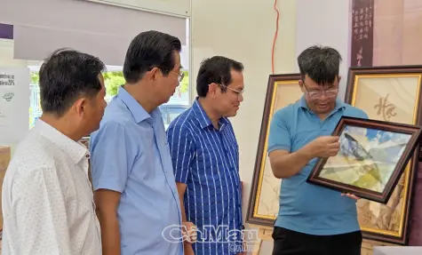 Nguyên Phó Trưởng ban Thường trực Ban Nội chính Trung ương tham quan gian hàng tranh gạo