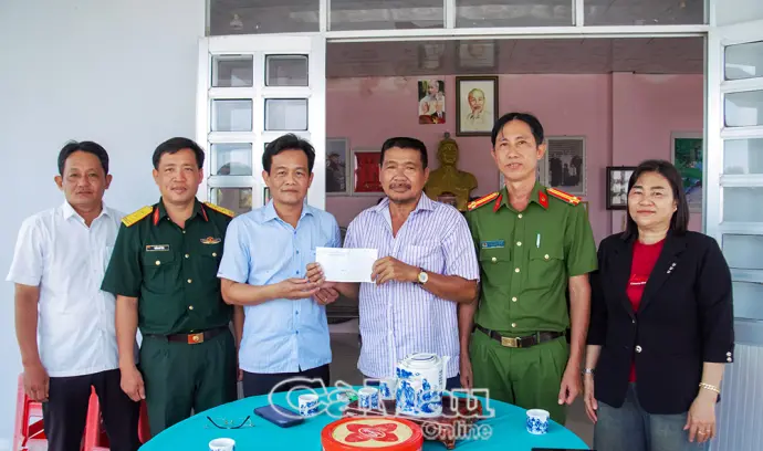 Xã Phan Ngọc Hiển thăm, tặng quà gia đình Anh hùng LLVT Nhân dân dịp 30/4