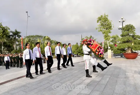 Lãnh đạo tỉnh Cà Mau dâng hương tri ân Chủ tịch Hồ Chí Minh và các anh hùng liệt sĩ