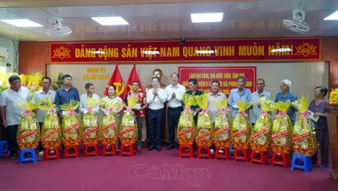 Đoàn công tác Toà án nhân dân tối cao thăm, tặng quà gia đình chính sách tại Cà Mau