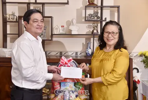 Thăm, tri ân gia đình chính sách tại phường Bạc Liêu nhân dịp 30/4