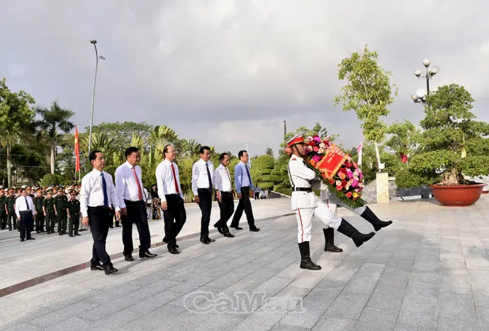 Lãnh đạo tỉnh Cà Mau dâng hương tri ân Chủ tịch Hồ Chí Minh và các anh hùng liệt sĩ
