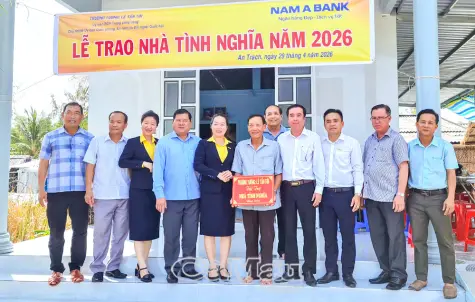 Bàn giao nhà tình nghĩa do Thượng tướng Lê Tấn Tới vận động tài trợ