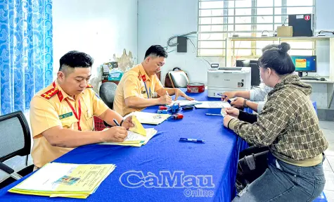 CSGT Cà Mau tận tụy phục vụ Nhân dân xuyên lễ