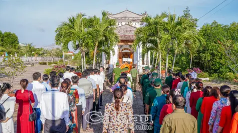 Xã Đất Mũi trang trọng dâng hương tri ân Chủ tịch Hồ Chí Minh