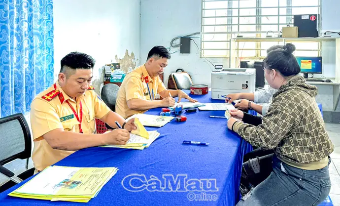 CSGT Cà Mau tận tụy phục vụ Nhân dân xuyên lễ