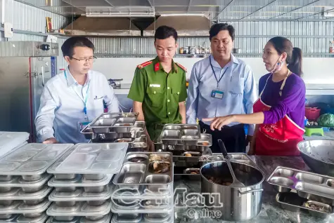 Kiểm soát chặt bếp ăn tập thể để ngăn ngừa ngộ độc thực phẩm