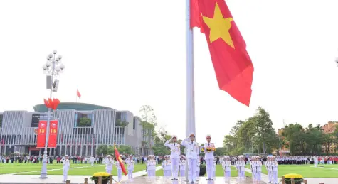 Thiêng liêng, xúc động Lễ chào cờ trong ngày kỷ niệm 51 năm non sông liền một dải