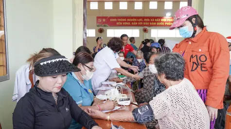Khám bệnh, cấp thuốc miễn phí cho người dân xã Đất Mũi