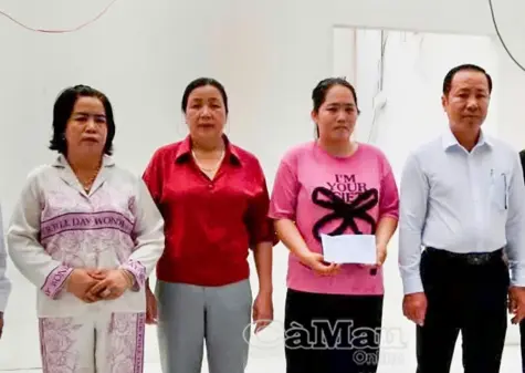 Xã Phong Hiệp thăm hỏi, hỗ trợ hộ dân thiệt hại tài sản do dông lốc