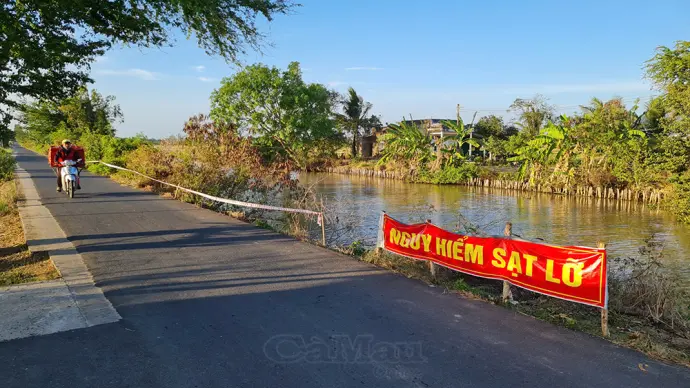 Sạt lở nghiêm trọng tuyến đường vào chùa Hưng Thiện, đe doạ nhà dân