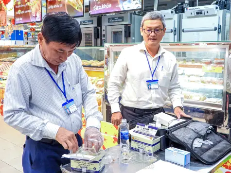 Kiểm soát an toàn thực phẩm từ bếp ăn đến đường phố
