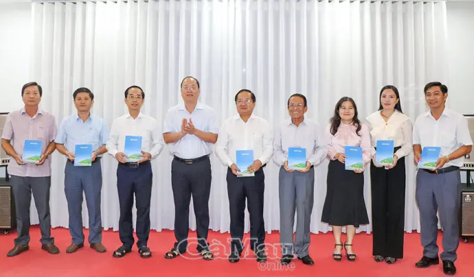 Bí thư Tỉnh uỷ Nguyễn Hồ Hải gặp mặt Đoàn đại biểu tỉnh dự Đại hội Đại biểu toàn quốc Mặt trận Tổ quốc Việt Nam lần thứ XI