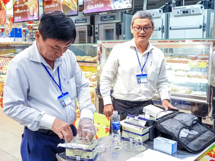 Kiểm soát an toàn thực phẩm từ bếp ăn đến đường phố