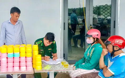 Đồn Biên phòng Tam Giang Tây thu giữ nhiều loại mỹ phẩm tự pha chế