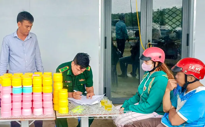 Đồn Biên phòng Tam Giang Tây thu giữ nhiều loại mỹ phẩm tự pha chế