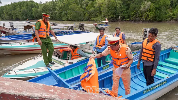 Đảm bảo an toàn tuyệt đối cho khách du lịch trải nghiệm xuyên rừng tại Mũi Cà Mau